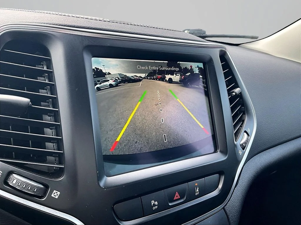 Used 2021 Silver Jeep Latitude Plus image 22