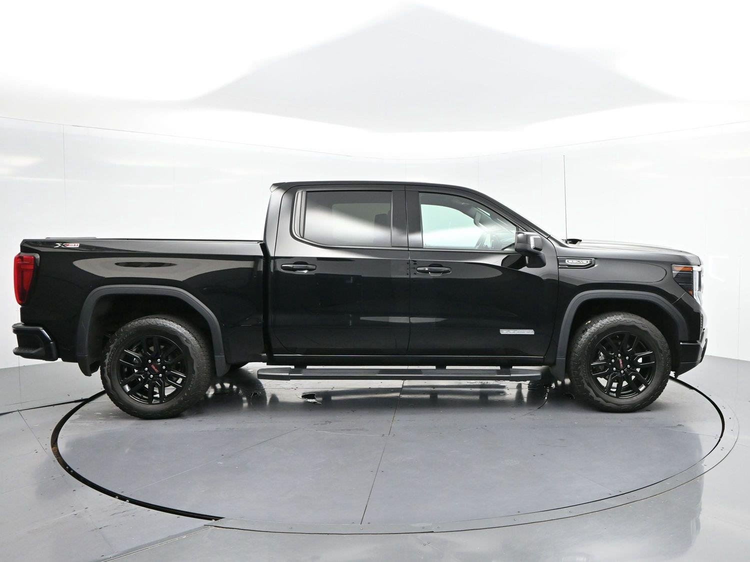 Used 2025 Onyx Black GMC Elevation image 8