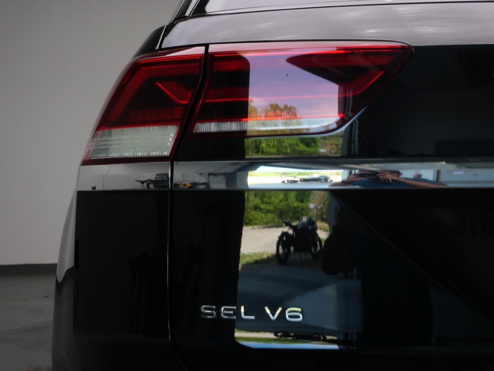 Used 2020 Deep Black Pearl Volkswagen 3.6L V6 SEL Premium image 7