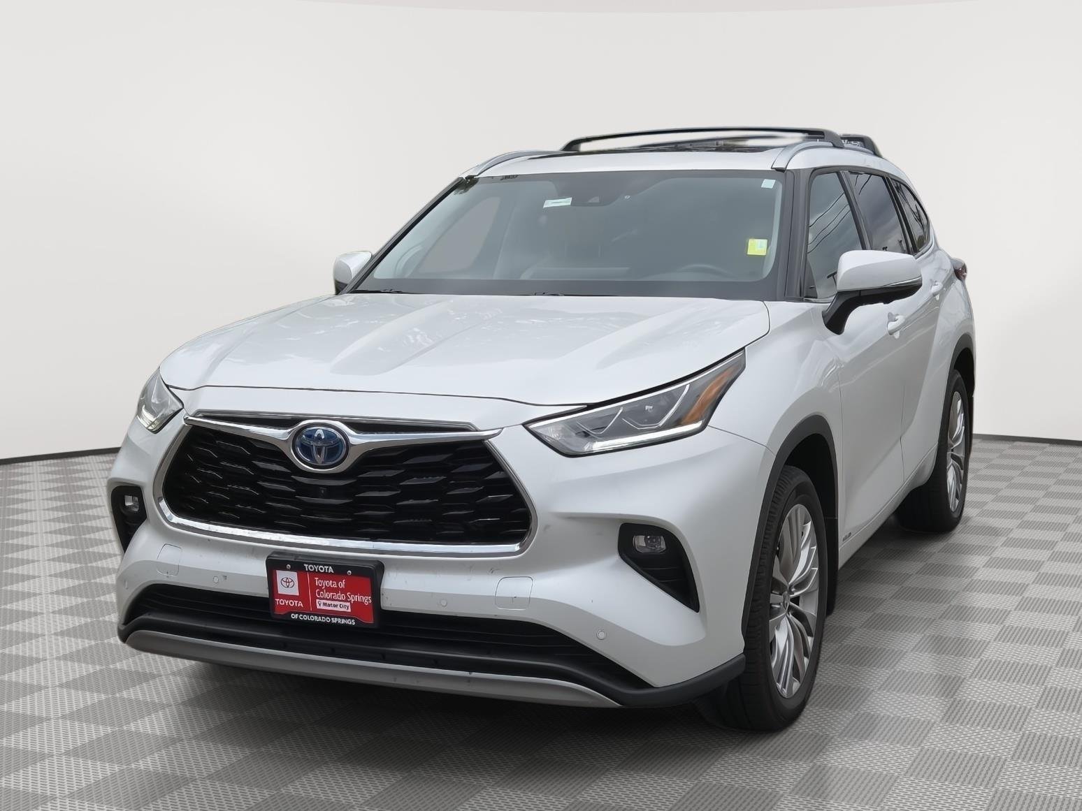 Certified Used 2024 Wind Chill Pearl Toyota Platinum image 3