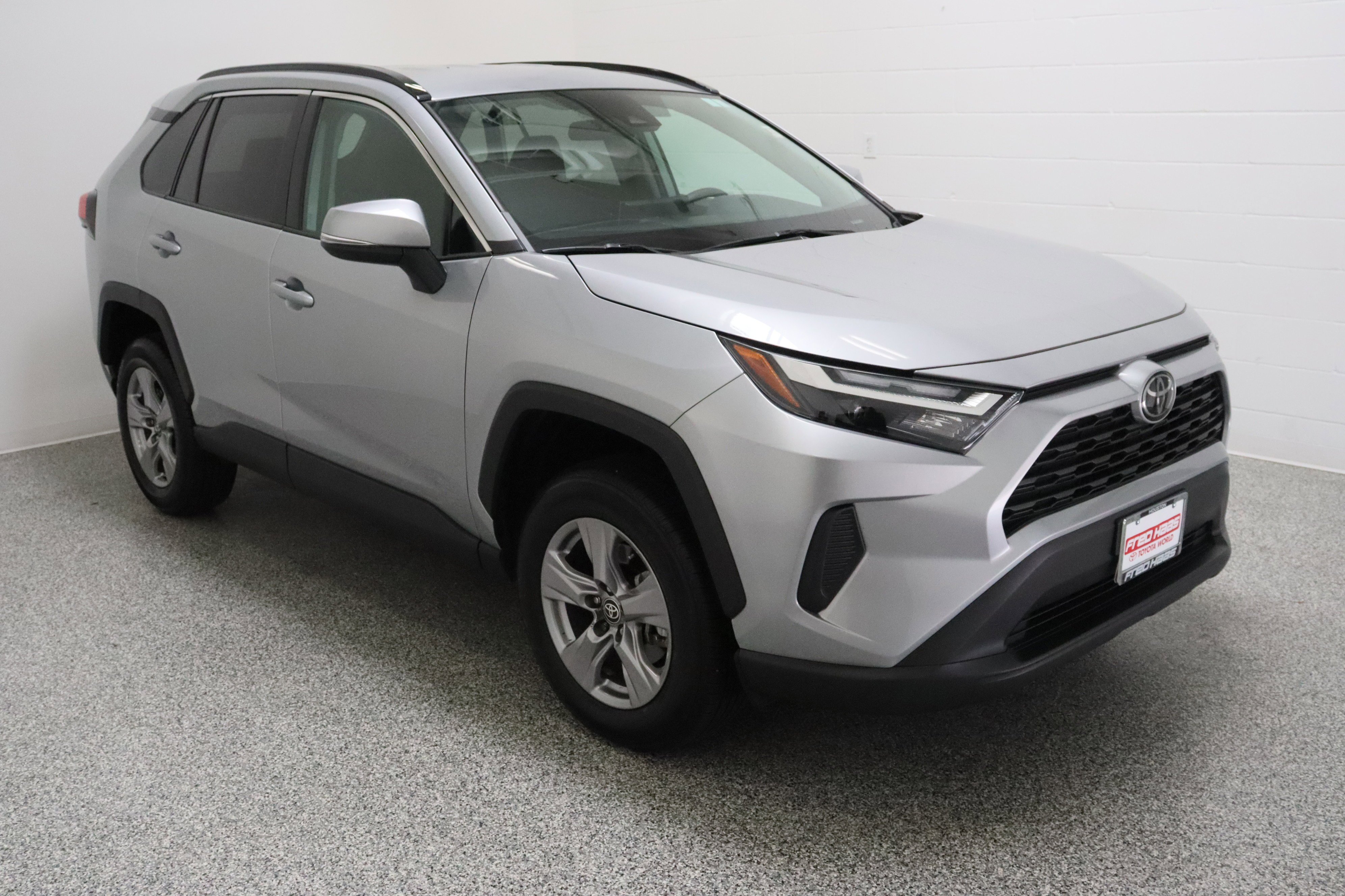 Used 2025 Silver Sky Metallic Toyota XLE 2.5L image 4
