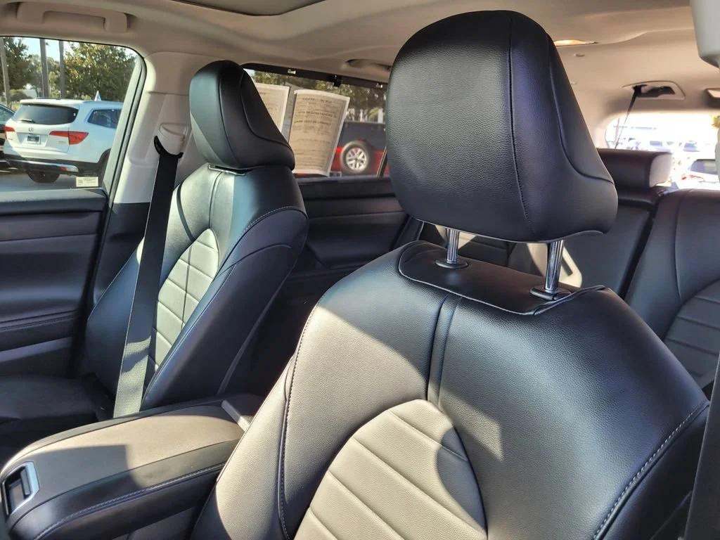 Used 2023  Toyota L image 16