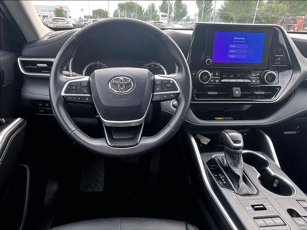 Used 2025 Silver Toyota XLE image 18