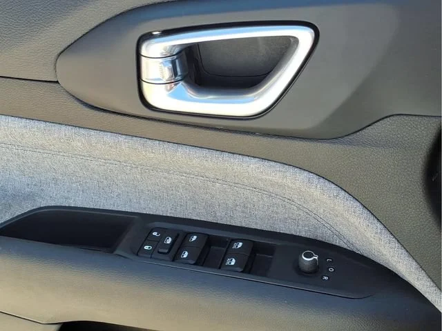 Used 2024  Jeep Latitude image 17