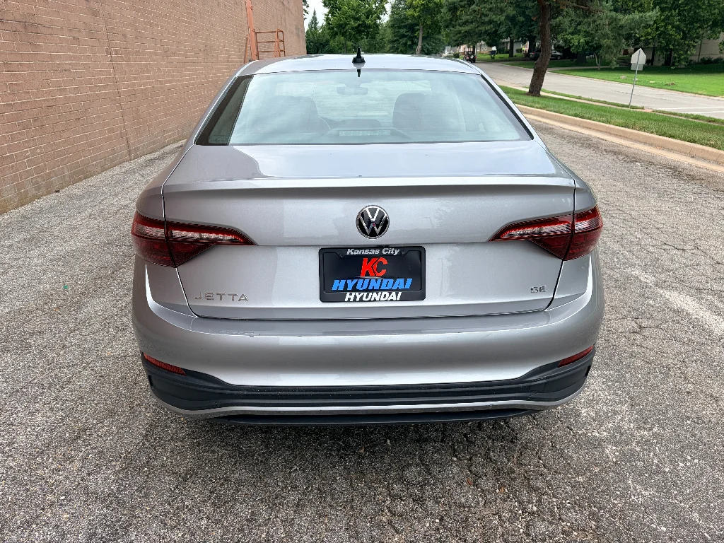 Used 2024 Pyrite Silver Metallic Volkswagen SE image 4