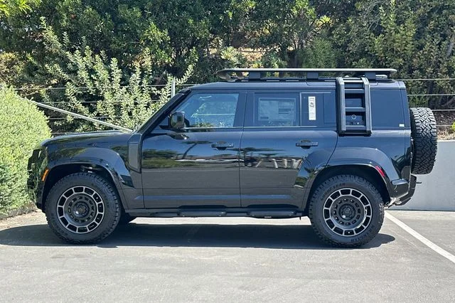 New 2026 Narvik Black Land Rover  image 2
