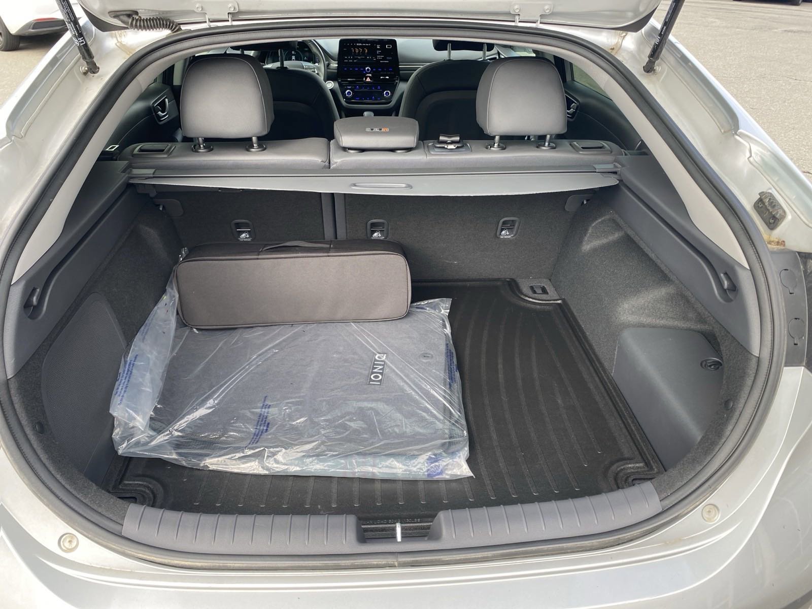 Used 2022 Stellar Silver Hyundai Limited image 13