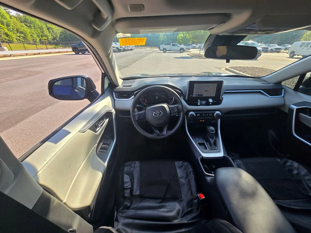 Used 2025  Toyota XLE image 14