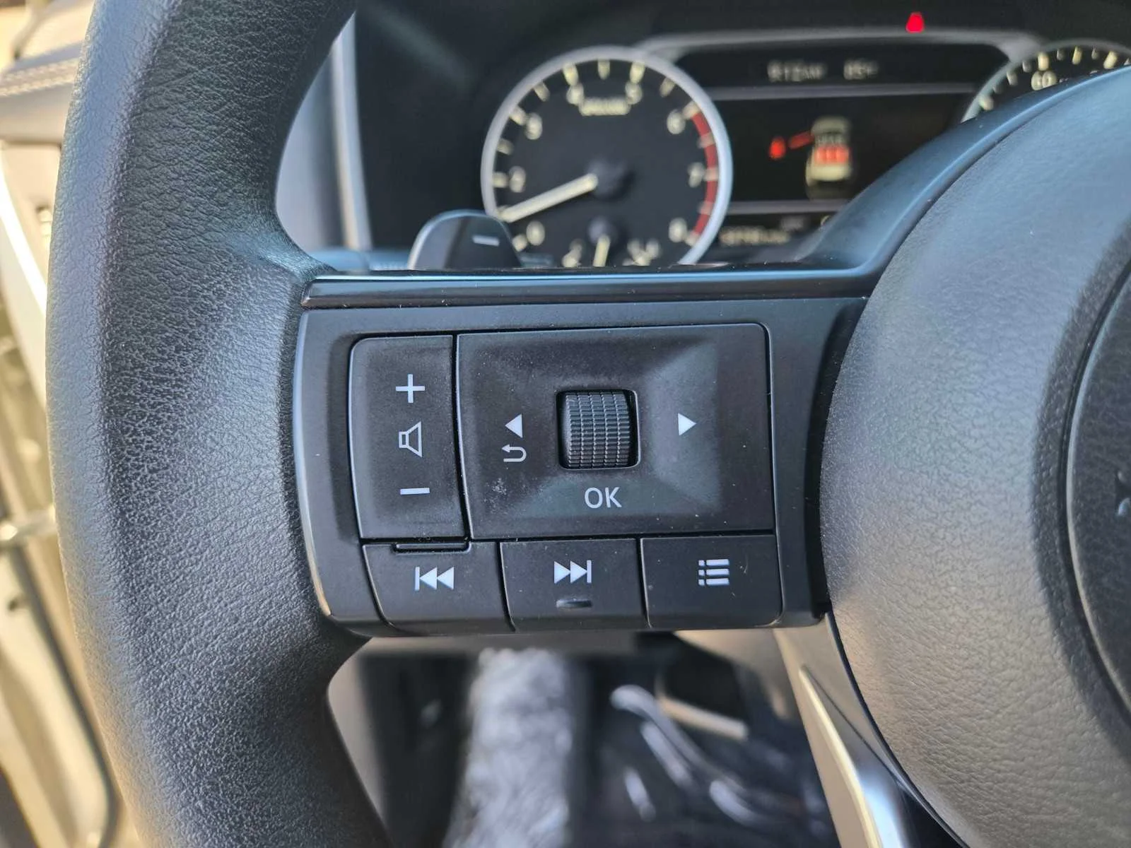 Used 2024  Nissan SV image 27
