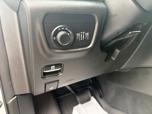 Used 2025 White Jeep Laredo image 15