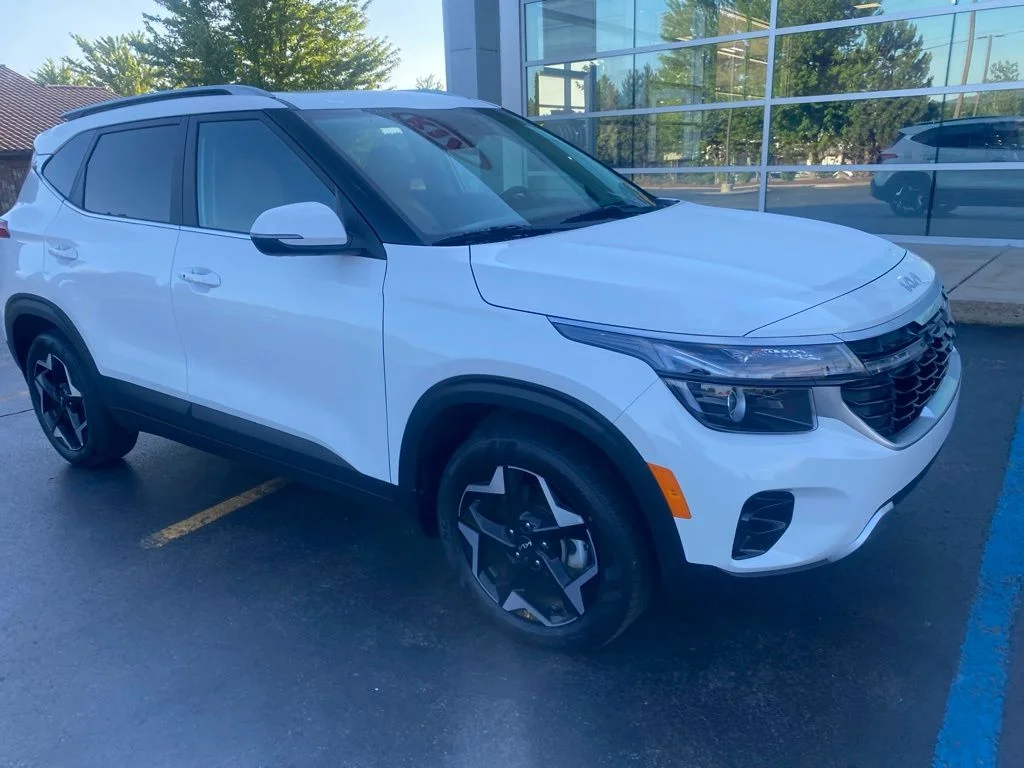 Used 2024 Snow White Pearl Kia EX image 3