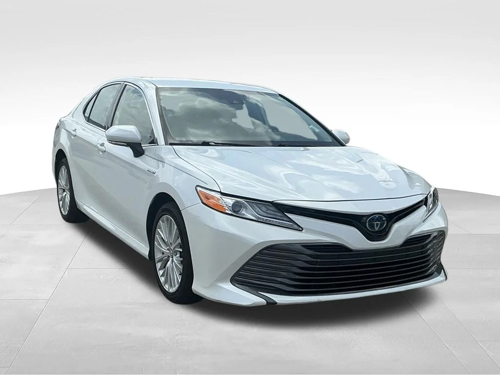 Used 2020 Beige Toyota XLE image 16