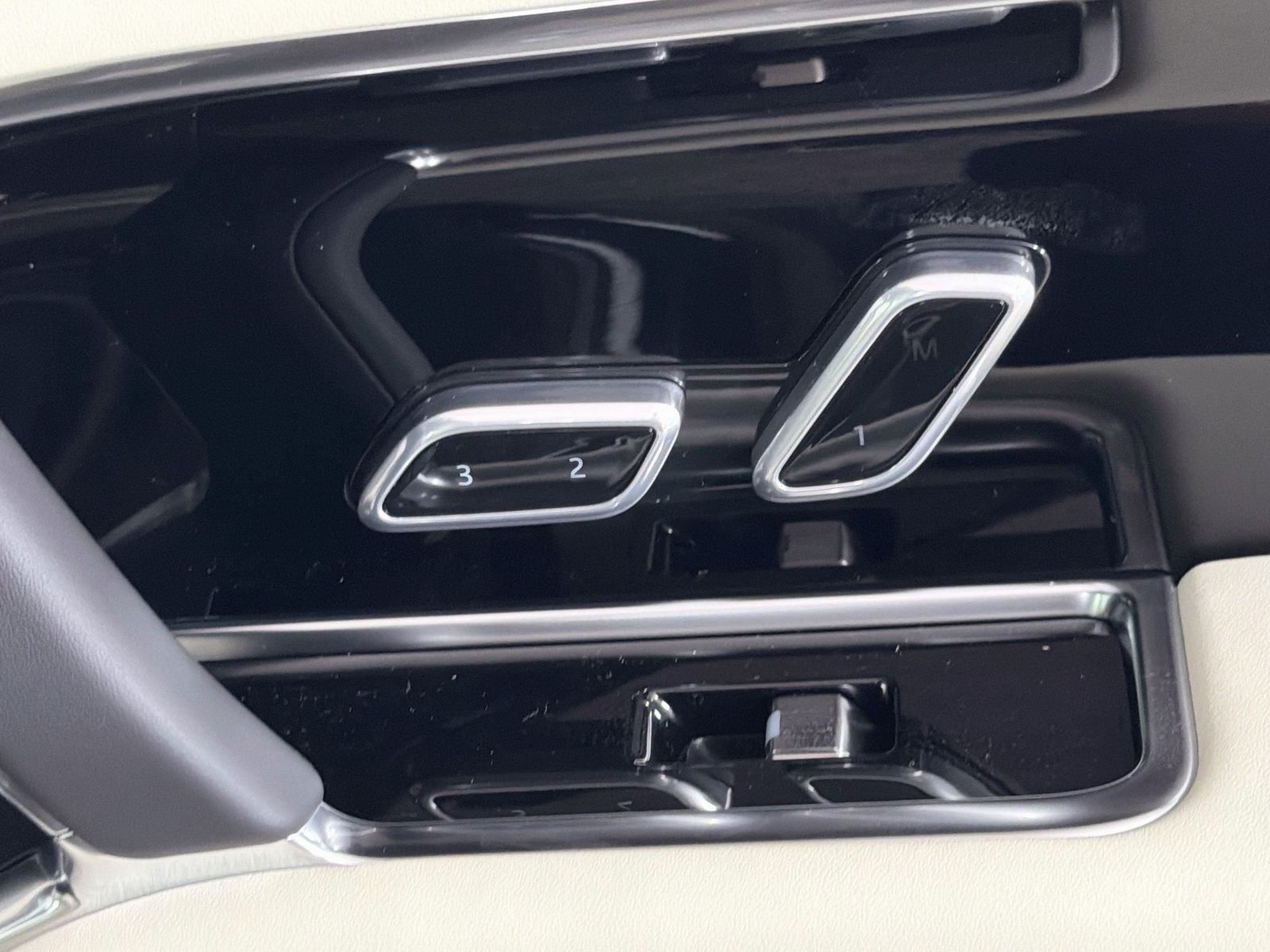 New 2026 Santorini Black LAND ROVER SE image 33