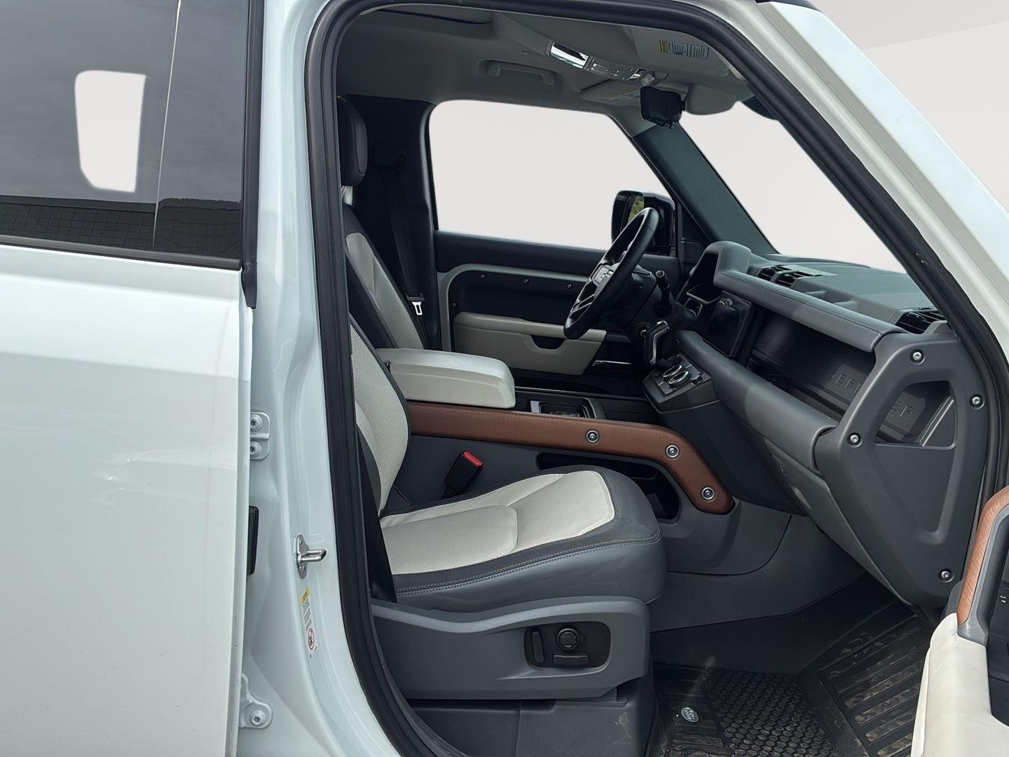 2024 Land Rover Defender X-Dynamic SE - Photo 10