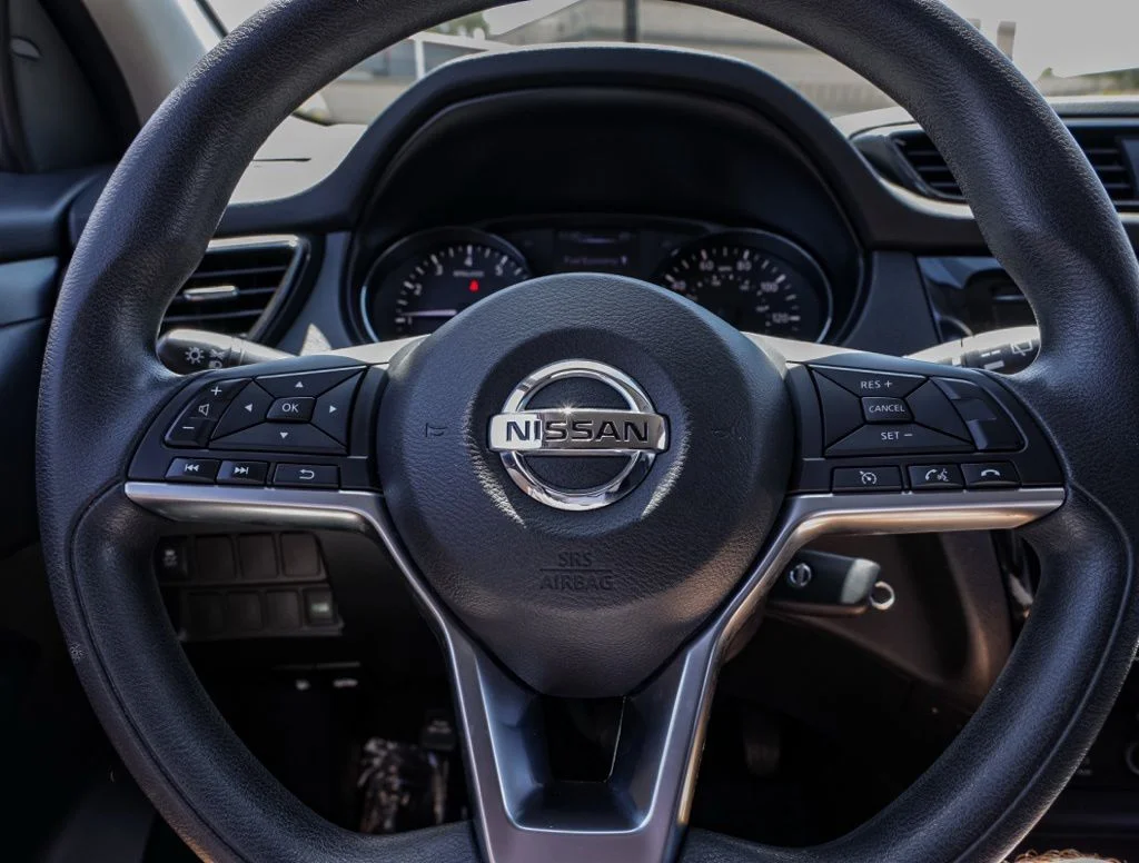 Used 2018 Red Nissan S image 23