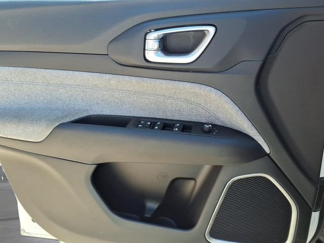 Used 2024  Jeep Latitude image 16