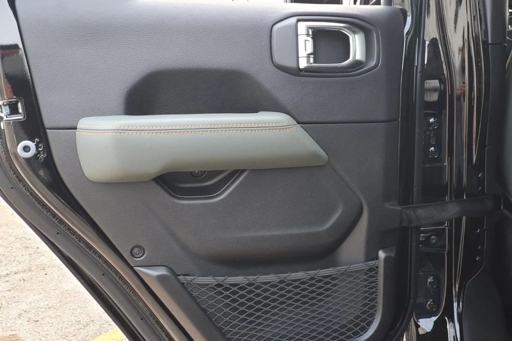 New 2025 Black Jeep Mojave image 19