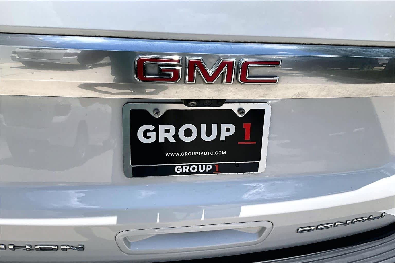 Used 2022 White Frost Tricoat GMC Denali image 9