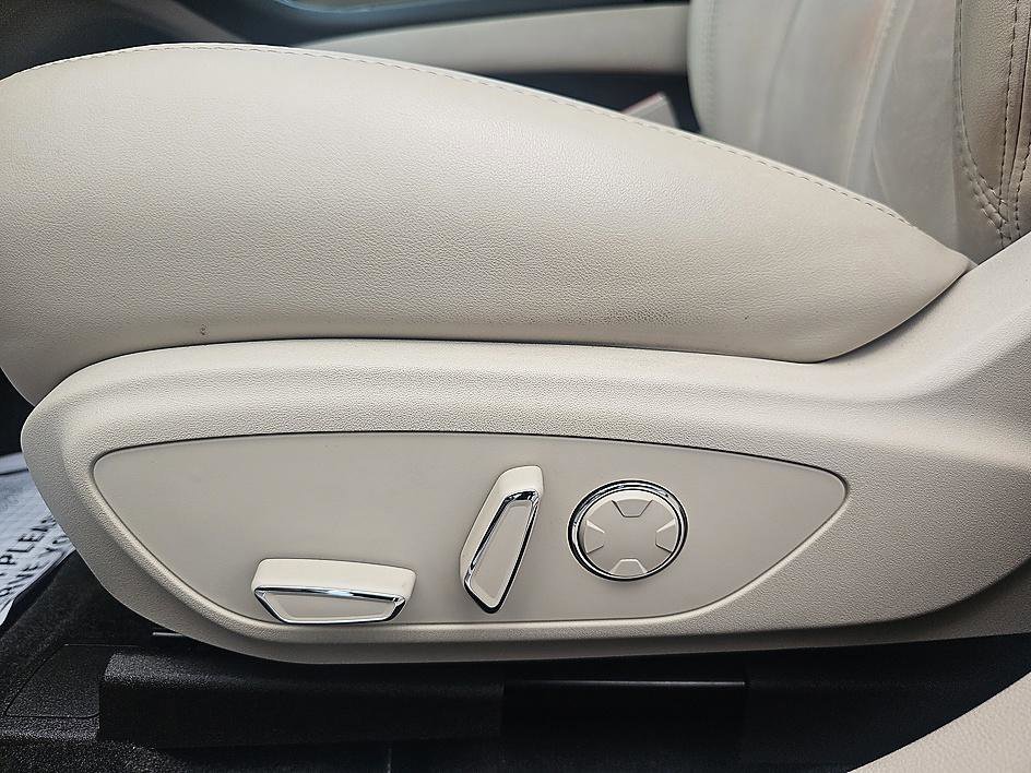 Used 2018 Mocha Metallic Lincoln Select image 15