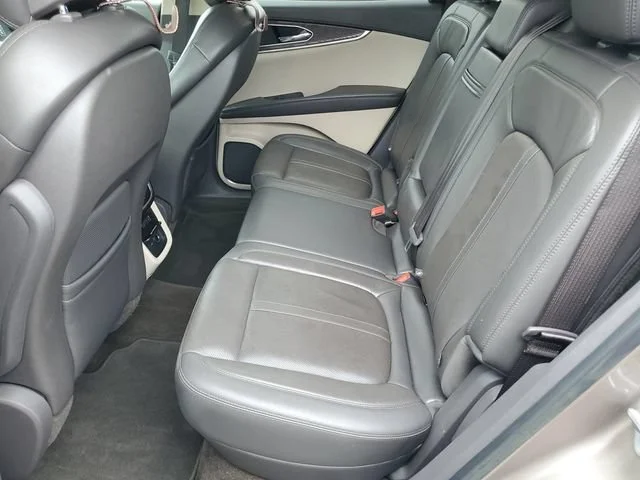 Used 2019 Iced Mocha Prem Lincoln Reserve image 22
