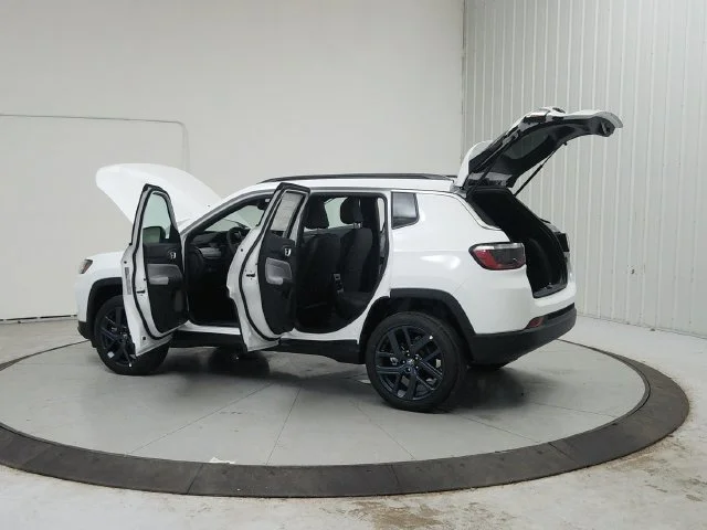 New 2026 Bright White Clear-Coat Exterior Paint Jeep Latitude image 14
