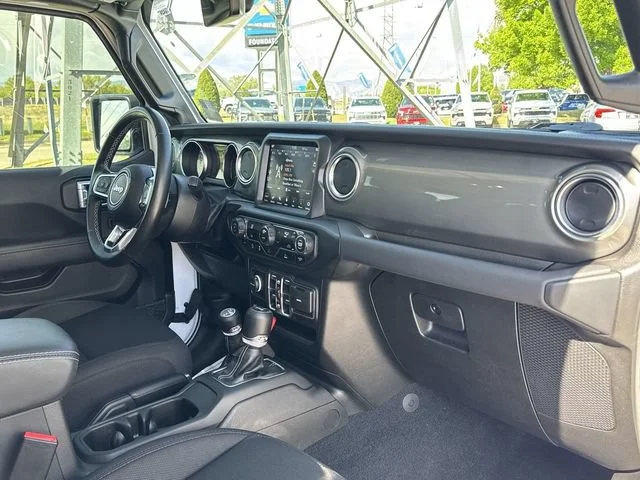 Used 2022 White Jeep Unlimited Sahara image 27
