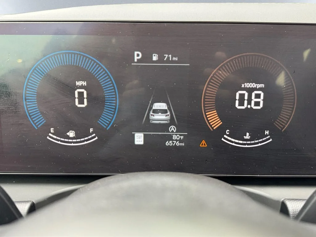 Used 2025 Silver Hyundai SE image 5