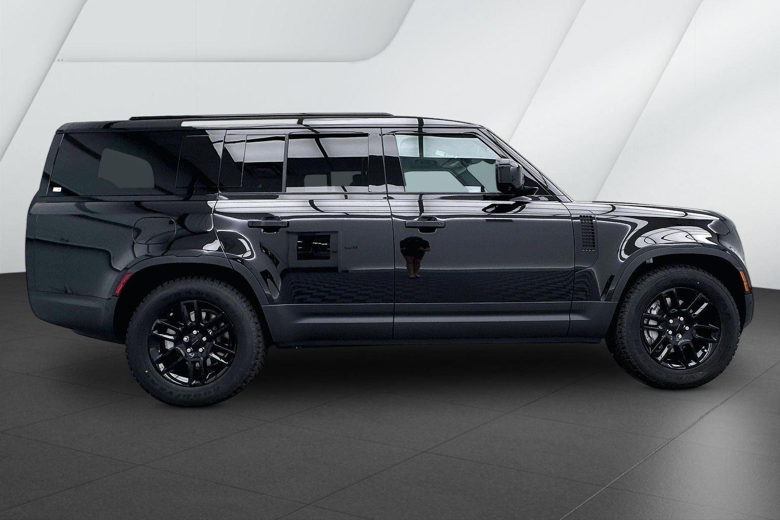 New 2026 Santorini Black Metallic Land Rover S image 5