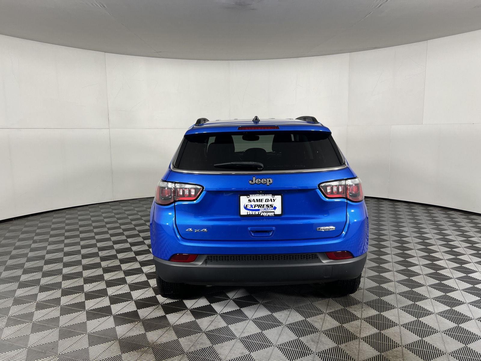 Certified Used 2022 Laser Blue Pearlcoat Jeep Latitude image 6