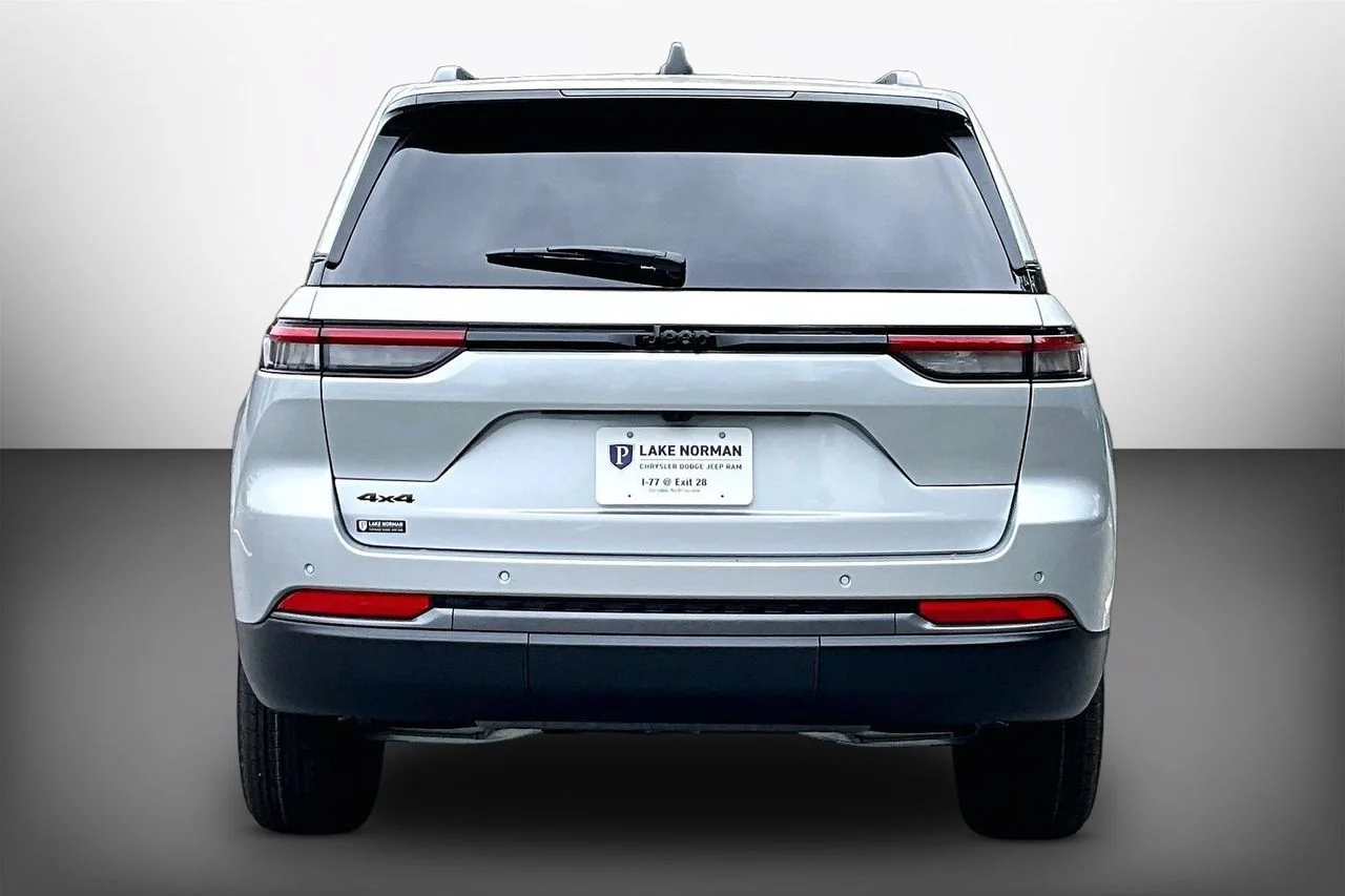 New 2026 Silver Zynith Jeep Altitude image 7
