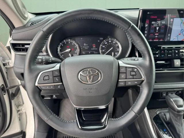 Used 2021 White Toyota Platinum image 21