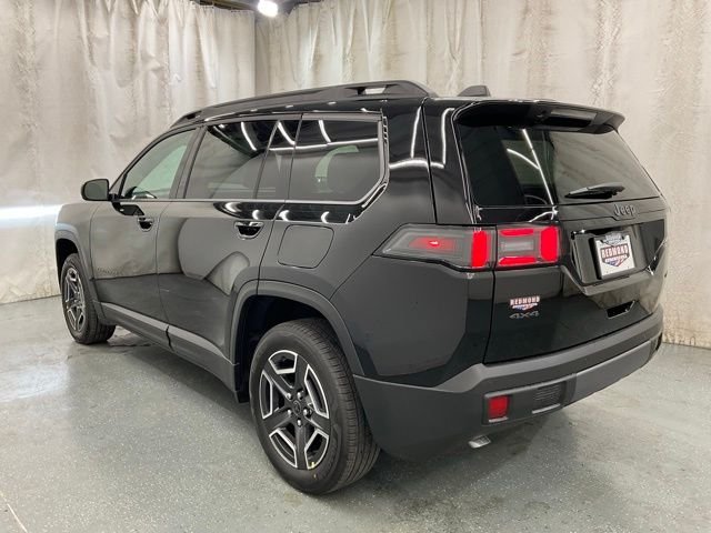 New 2026 Diamond Black Crystal Pearl-Coat Exterior Paint Jeep Laredo image 5