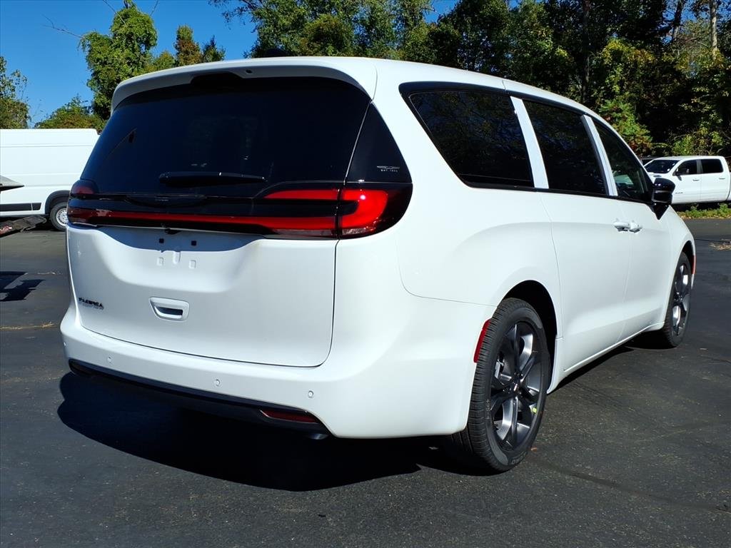 New 2026 Bright White Clear-Coat Exterior Paint Chrysler Select image 3