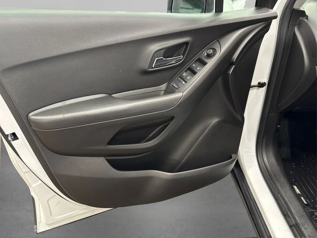 Used 2018 White Chevrolet LS image 24