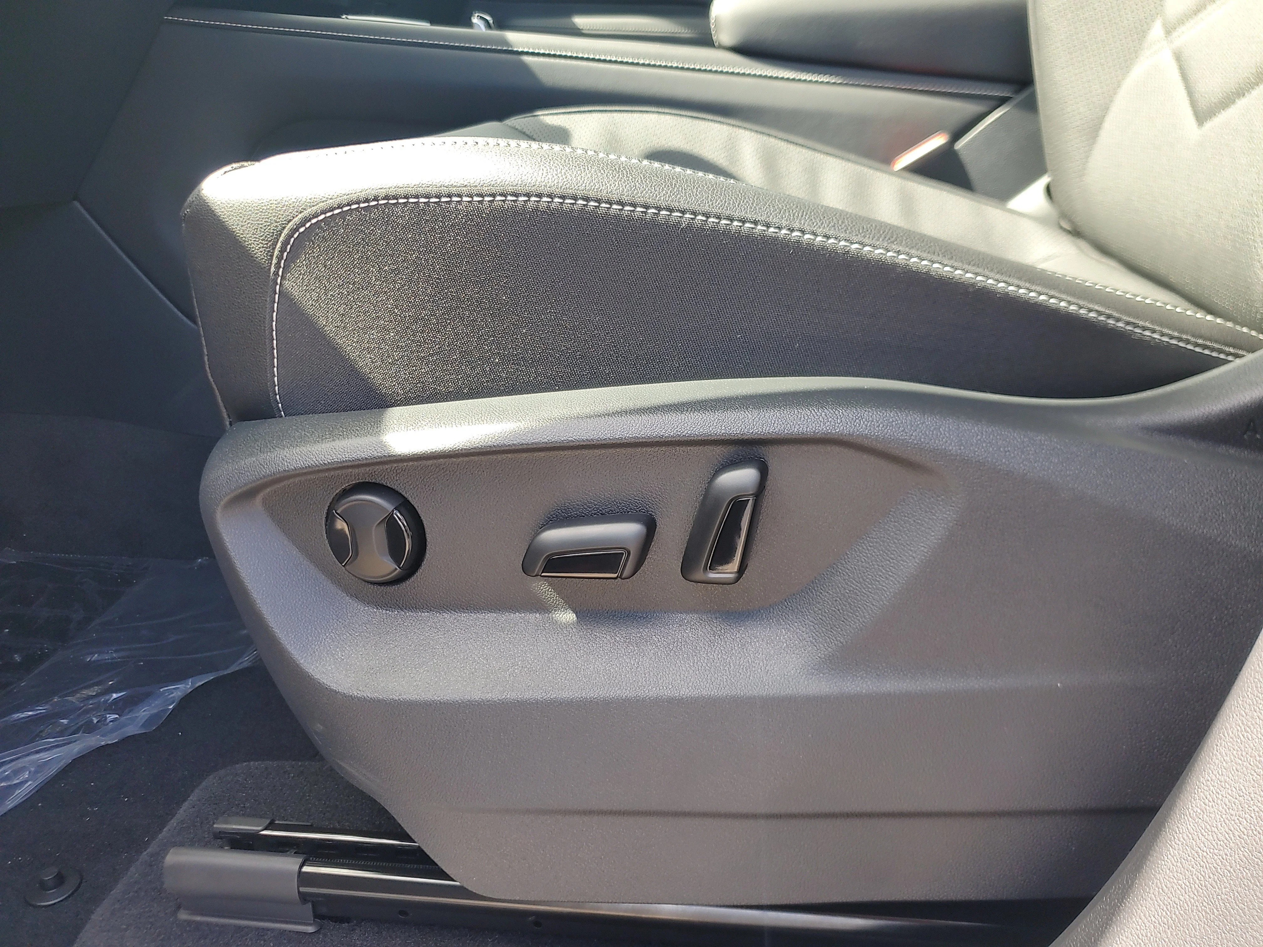 New 2026 Black Volkswagen 2.0T SE w/Technology image 15