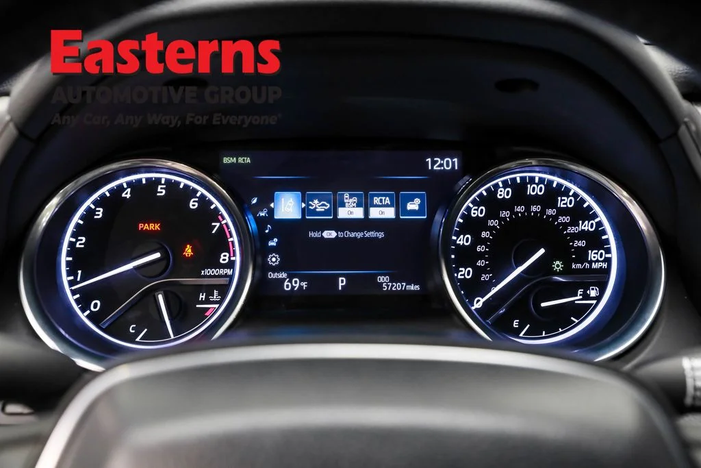 Used 2019 Silver Toyota XLE image 17