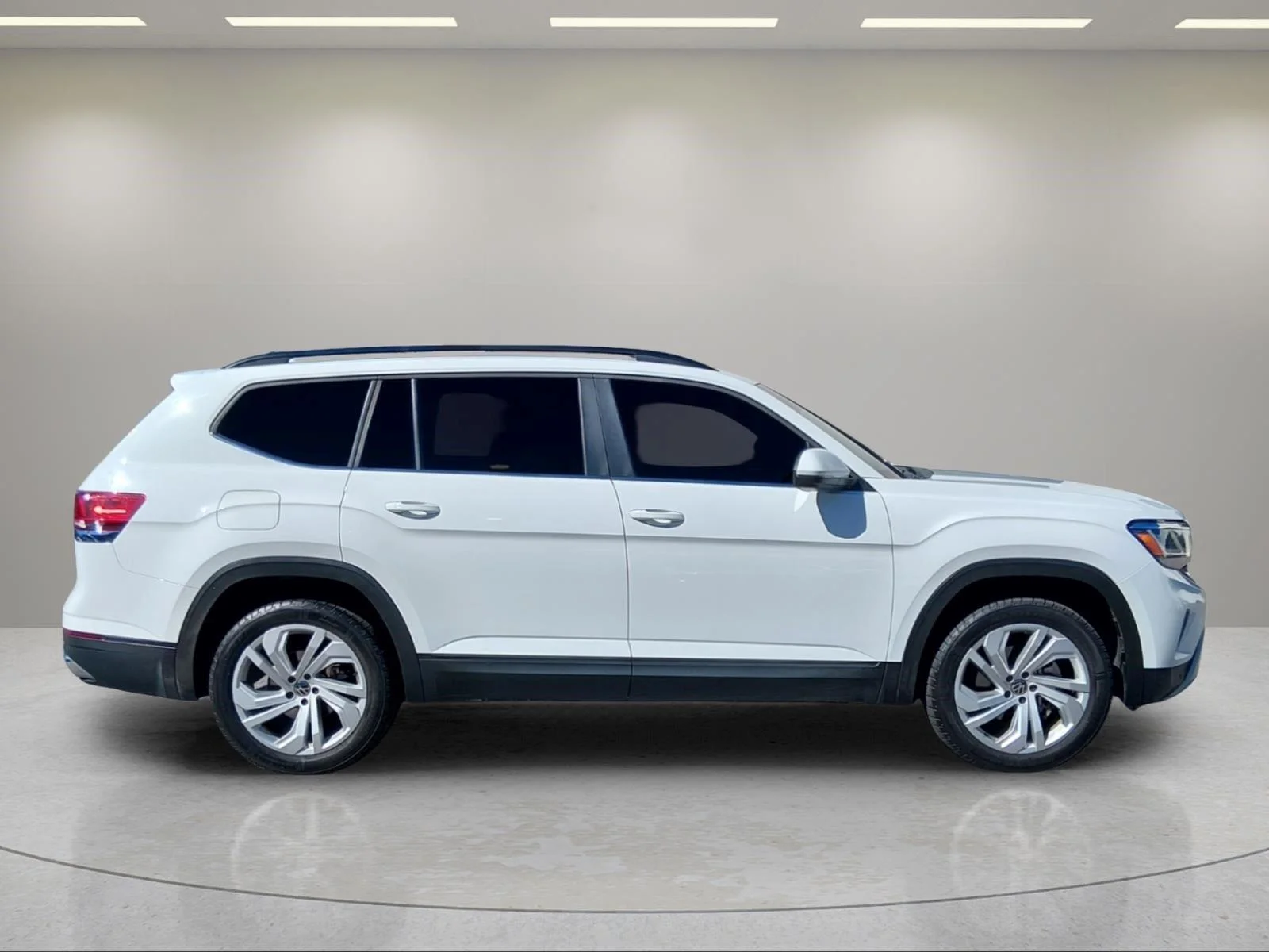 Used 2022 Pure White Volkswagen 3.6L V6 SE w/Technology image 6