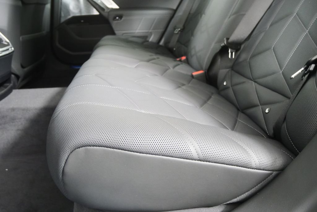 New 2026 Oxide Grey Metallic BMW xDrive60 image 15