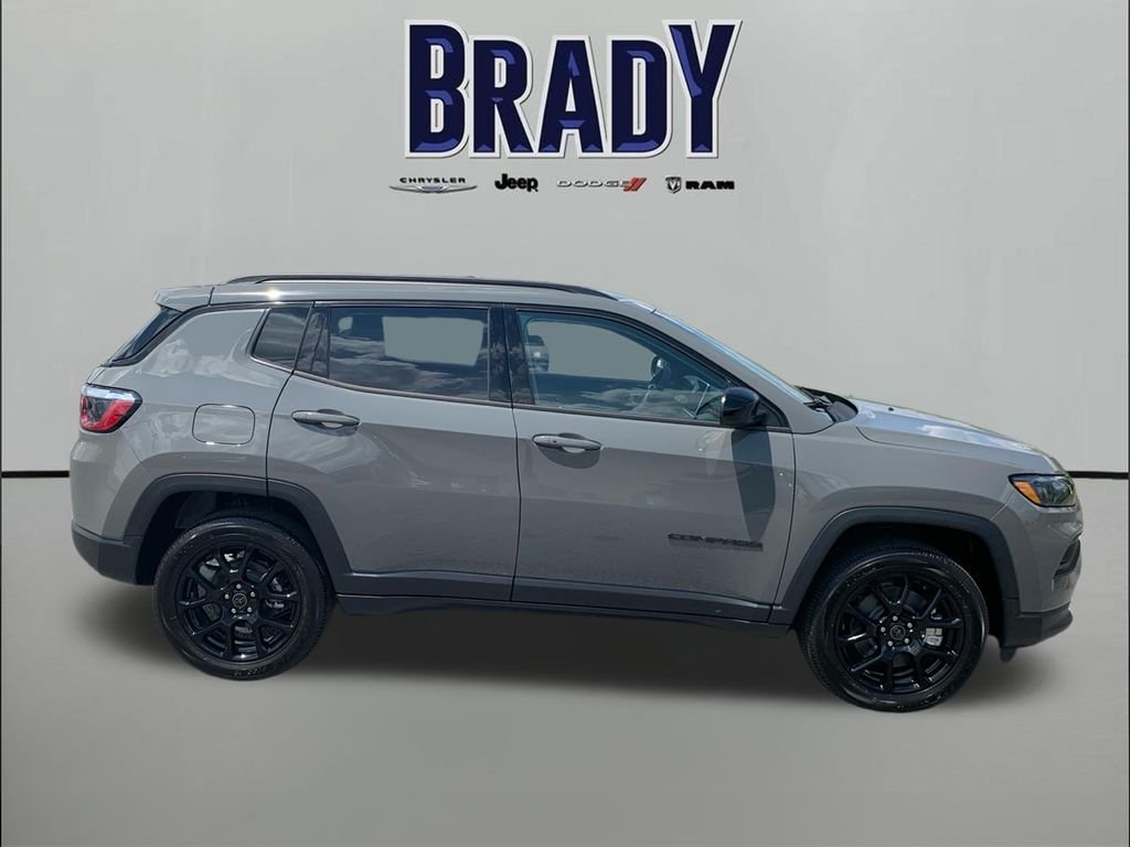 New 2026 Sting-Gray Clear-Coat Exterior Paint Jeep Latitude image 8