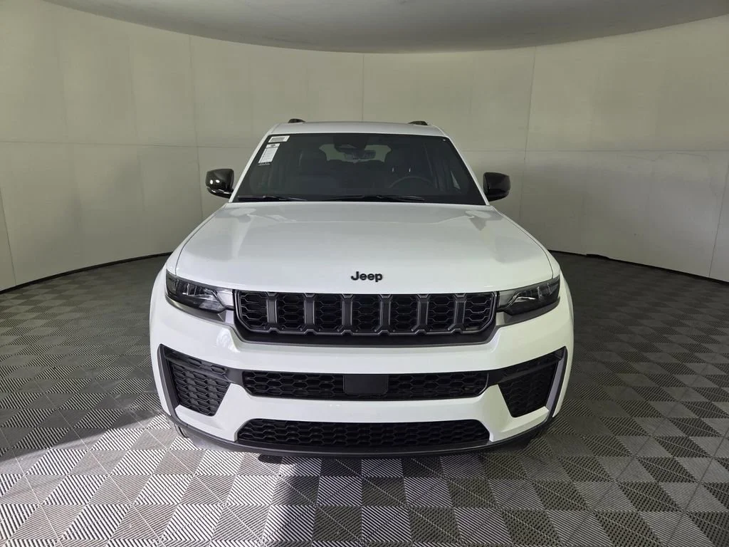 New 2026 Bright White Clear-Coat Exterior Paint Jeep Laredo Altitude image 3