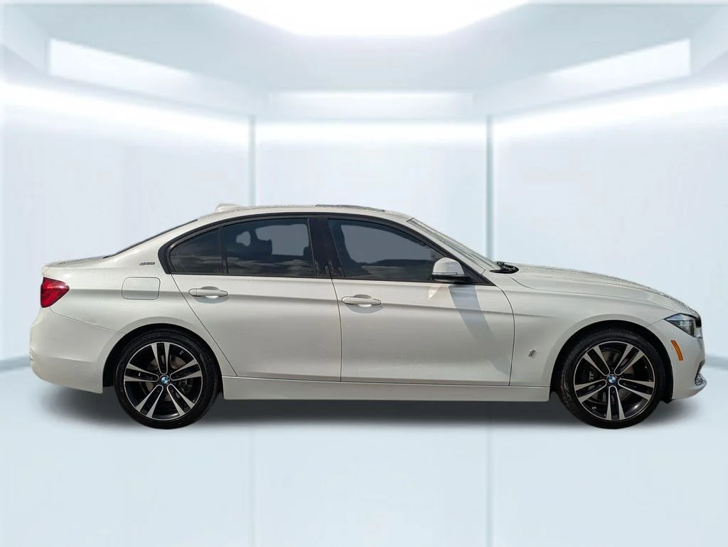 Used 2018 White BMW 330e iPerformance image 6