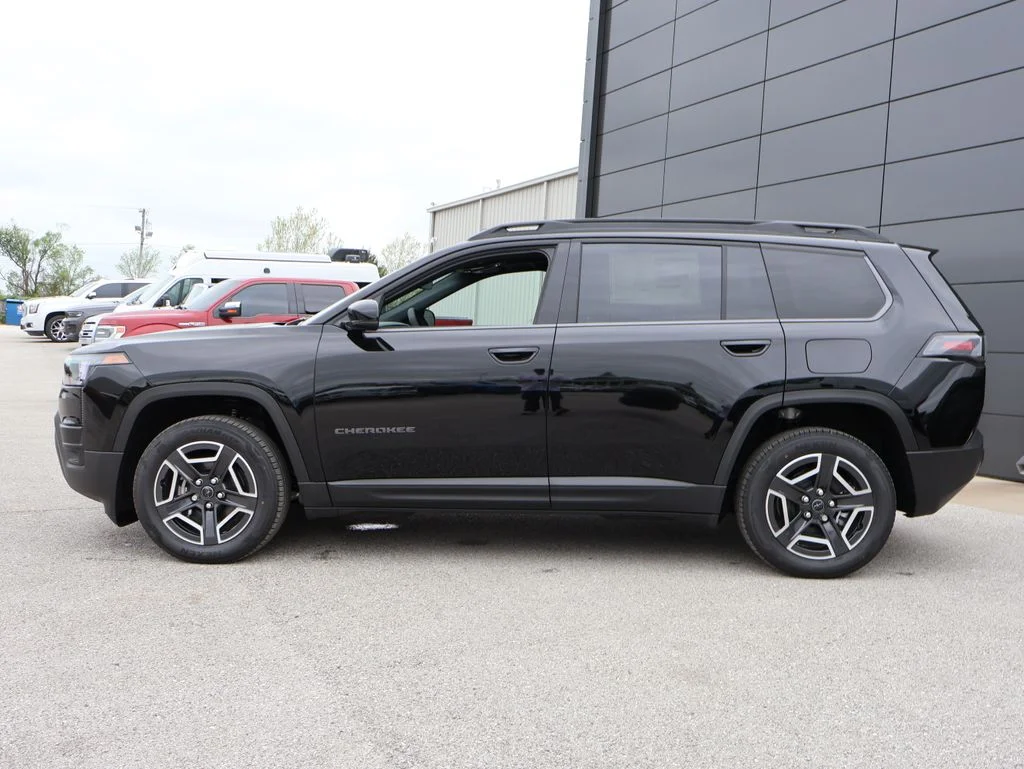 New 2026 Diamond Black Crystal Pearl-Coat Exterior Paint Jeep Limited image 2