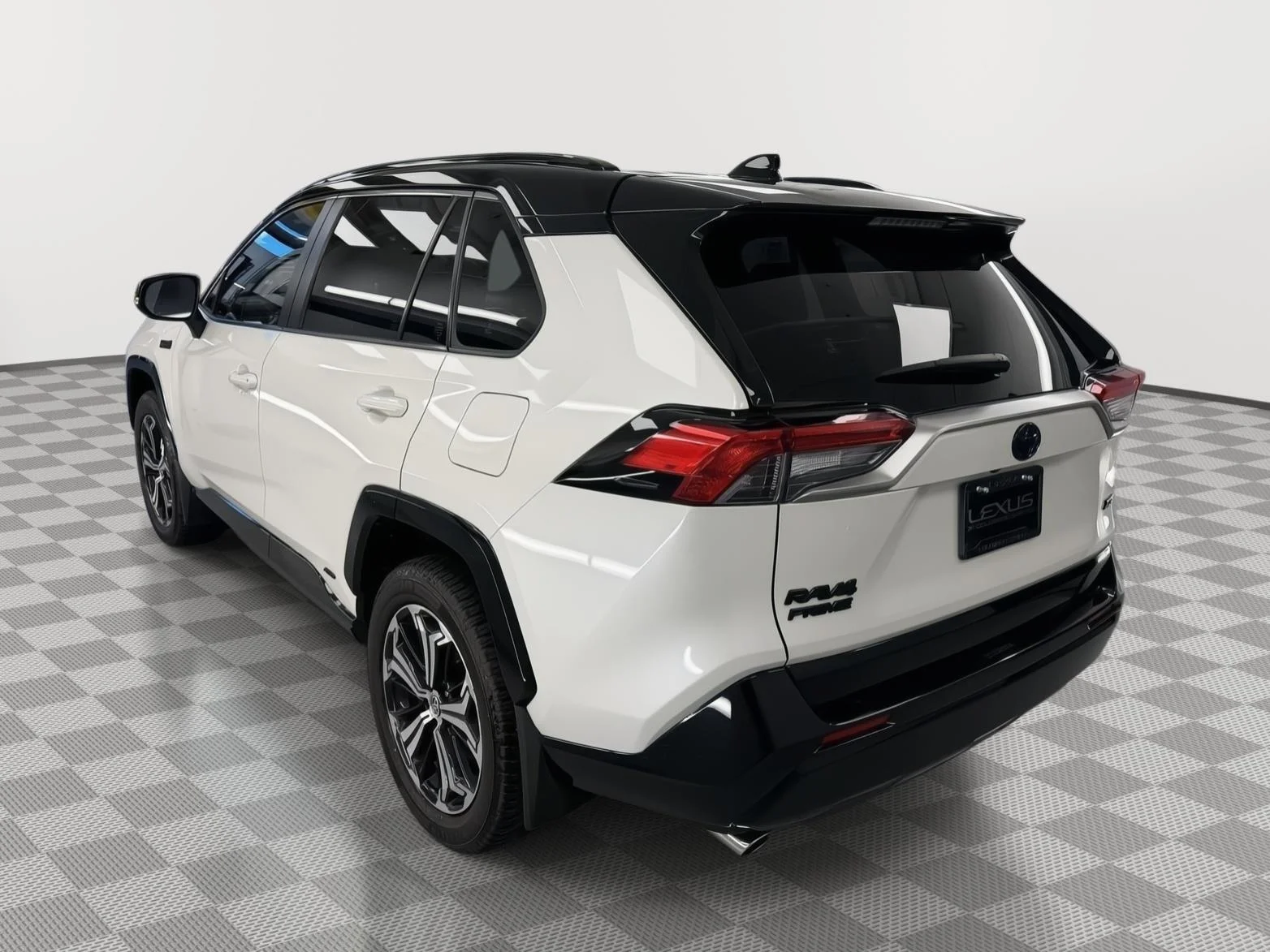 Used 2022 Blizzard Pearl w/Midnight Black Metallic Roof Toyota XSE image 3