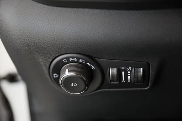 New 2026 Bright White Clear-Coat Exterior Paint Jeep Latitude image 9