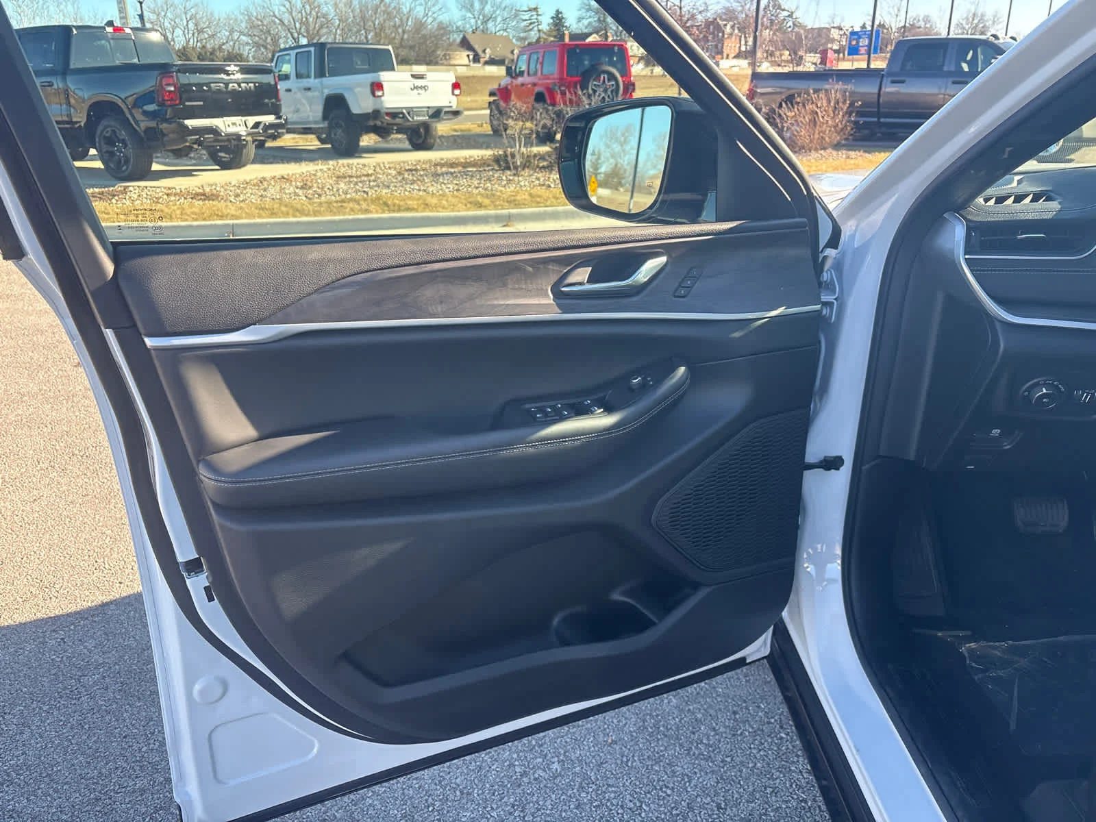 New 2025 Bright White Clear-Coat Exterior Paint Jeep Limited image 18