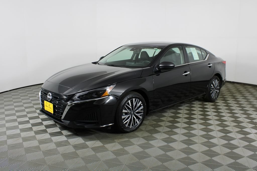 Used 2025 Black Nissan 2.5 SV image 3
