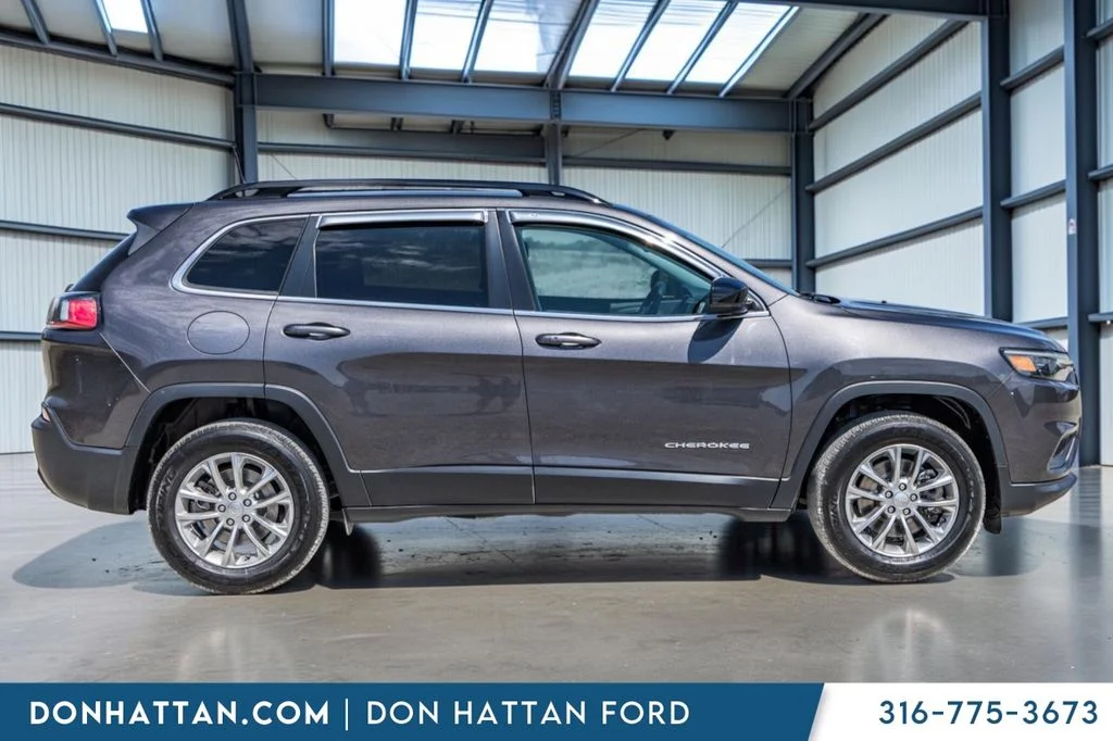 Certified Used 2022 Gray Jeep Latitude Lux image 27