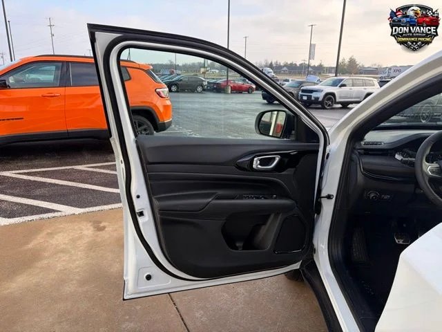 New 2026 Bright White Clearcoat Jeep Latitude image 9