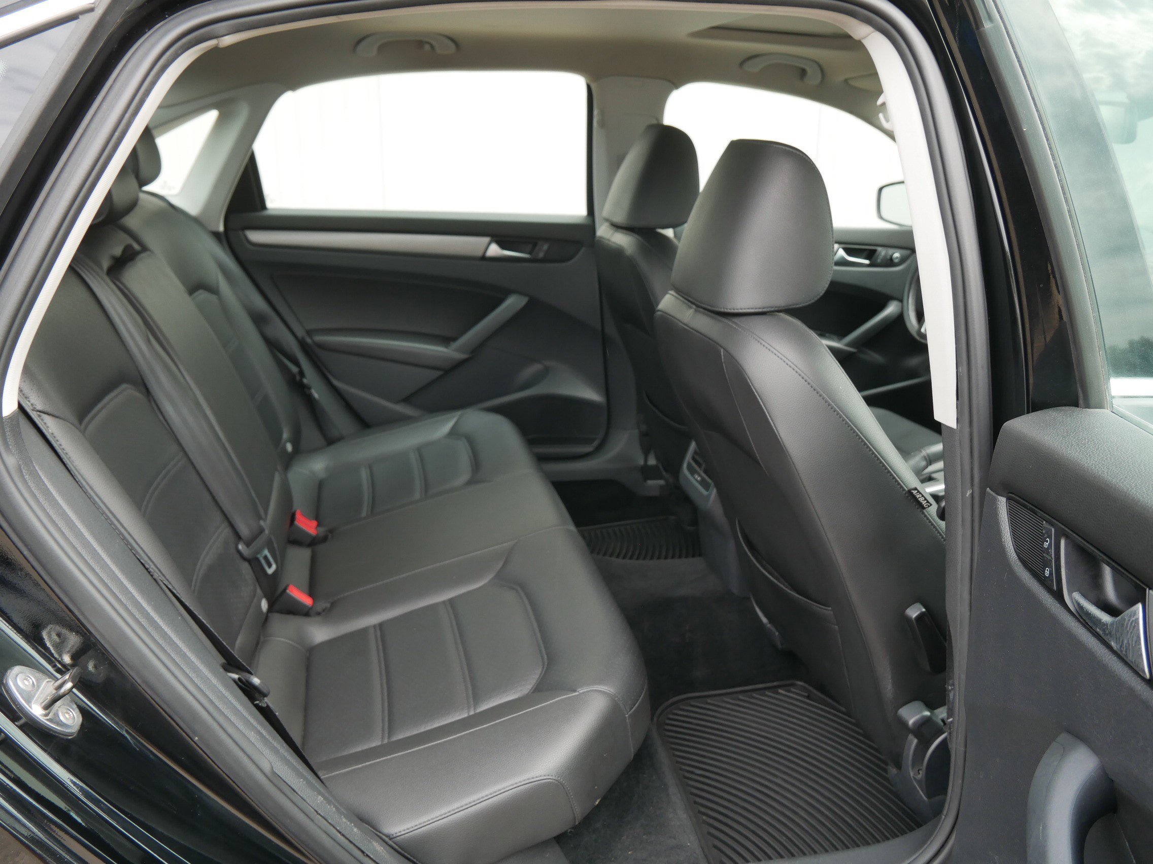 Used 2014 Black Volkswagen SE w/Snrf/Nav image 13