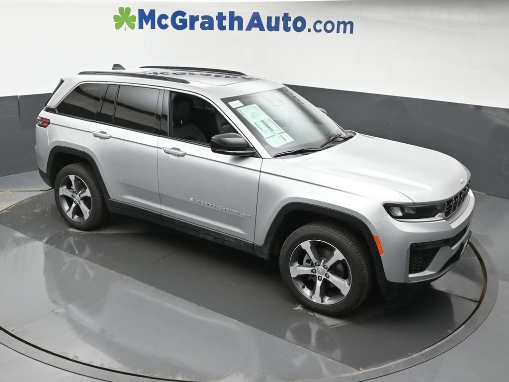 New 2026 Silver Zynith Exterior Paint Jeep Limited image 3